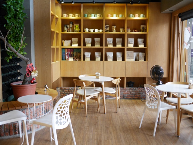 喝咖啡,Living with coffee台中南區不限時、有插座、有WIFI咖啡廳