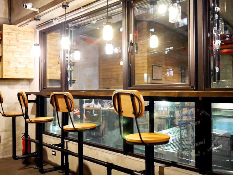 驚嘆號咖啡-新北三重區工業風咖啡廳，不限時、有插座、有WIFI