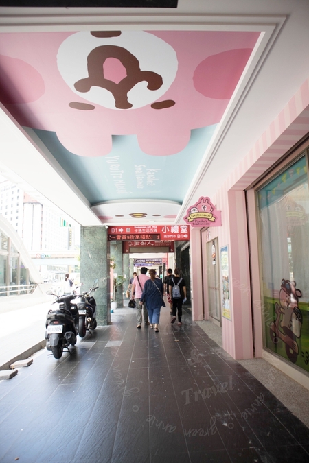 卡娜赫拉7-11特色聯名店，喜歡兔兔和P助的粉絲24小時都可以去拍照-捷運南京復興站