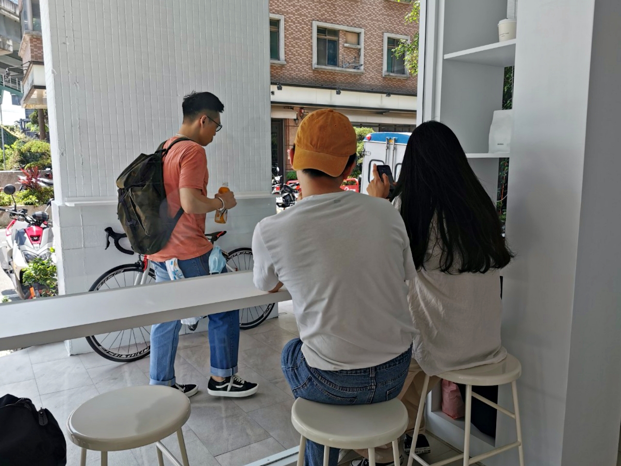 三重咖啡廳：DATELESS COFFEE全白裝璜為夏日帶來小清新…店內有手沖咖啡和司康