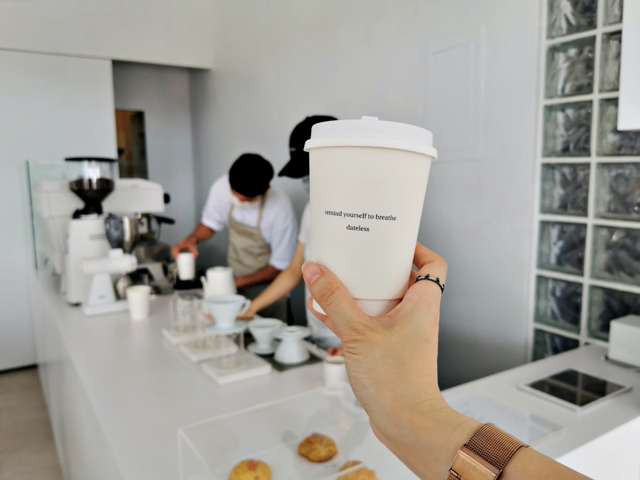 三重咖啡廳：DATELESS COFFEE全白裝璜為夏日帶來小清新…店內有手沖咖啡和司康 @吳大妮的生活筆記本