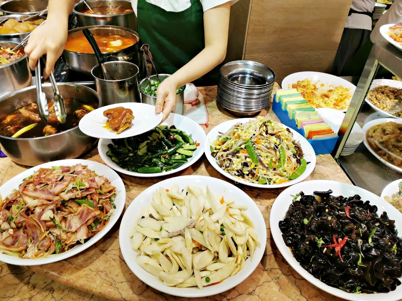 台北宵夜：小李子清粥小菜，配菜選擇超級多