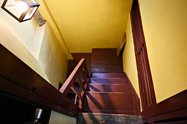 樓梯好陡SteepStairs。老屋 咖啡 空間 領養代替購買