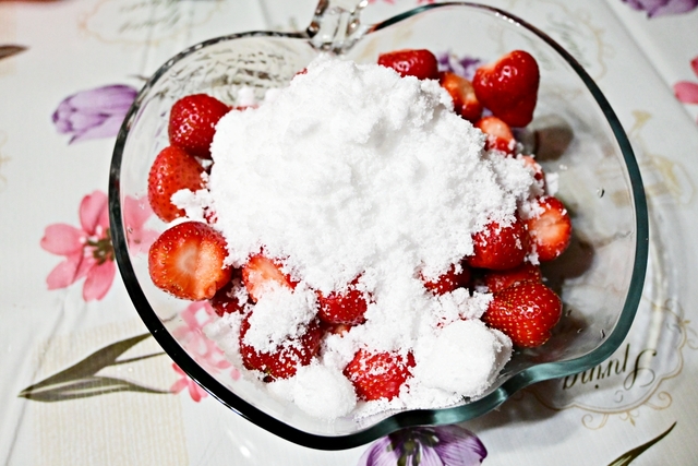 烘焙日記：自製草莓果醬先糖漬再熬煮，簡單又吃的到整顆草莓顆粒