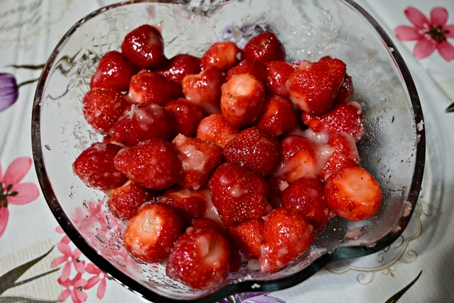 烘焙日記：自製草莓果醬先糖漬再熬煮，簡單又吃的到整顆草莓顆粒