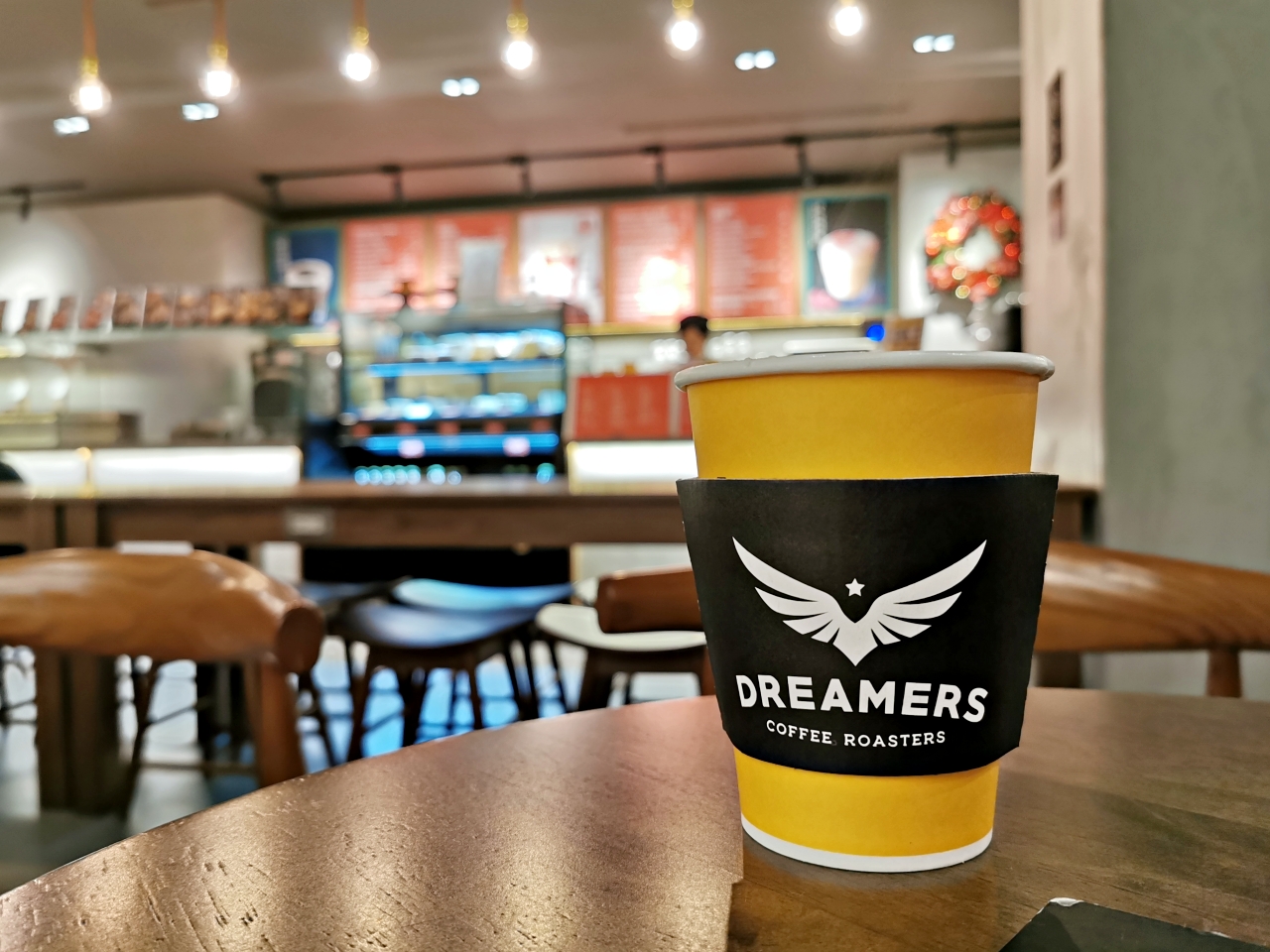 台北市咖啡廳：Dreamers Coffee忠孝復興店，座位多有插座