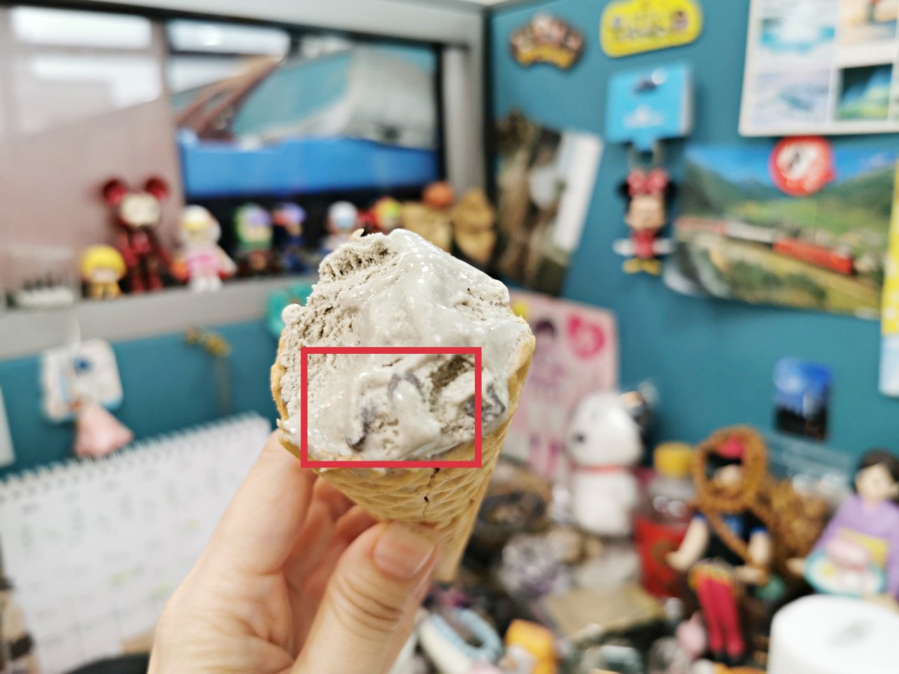 7-11現在買的到「韓國熊津黑芝麻年糕冰淇淋」咬的到QQ年糕，8/24前買還2送1