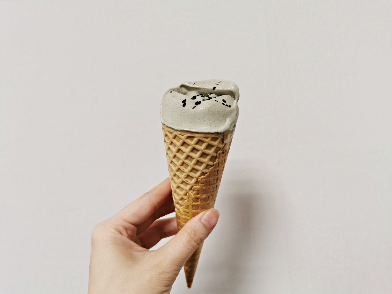 7-11現在買的到「韓國熊津黑芝麻年糕冰淇淋」咬的到QQ年糕，8/24前買還2送1