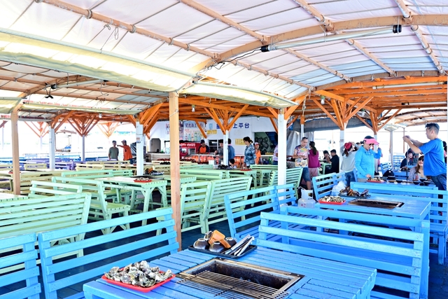 澎湖旅遊：來星光海洋牧場，海鮮粥和炭烤牡蠣吃到飽