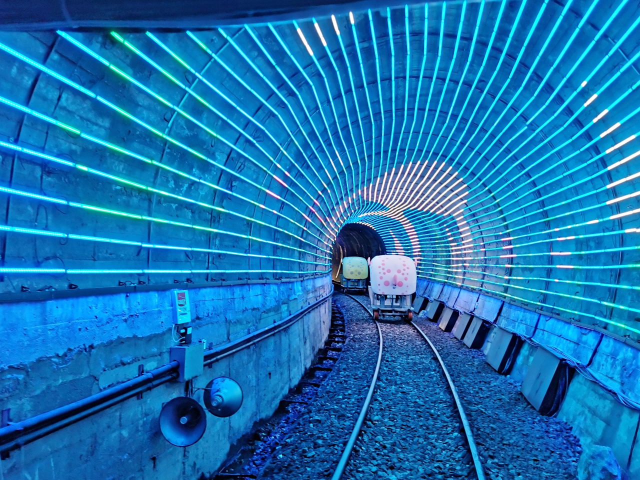 深澳鐵道自行車 Shen′ao Rail Bike，光雕隧道超美還可以遠眺太平洋