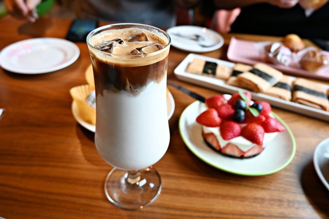 基隆海景咖啡廳：熊豆咖啡甜點超好吃，自家烘焙咖啡豆-近正濱漁港