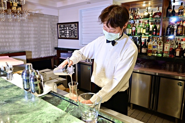 歐華酒店「蔚藍海酒吧牛排餐廳」，可以邊喝調酒邊吃牛排-捷運中山國小站
