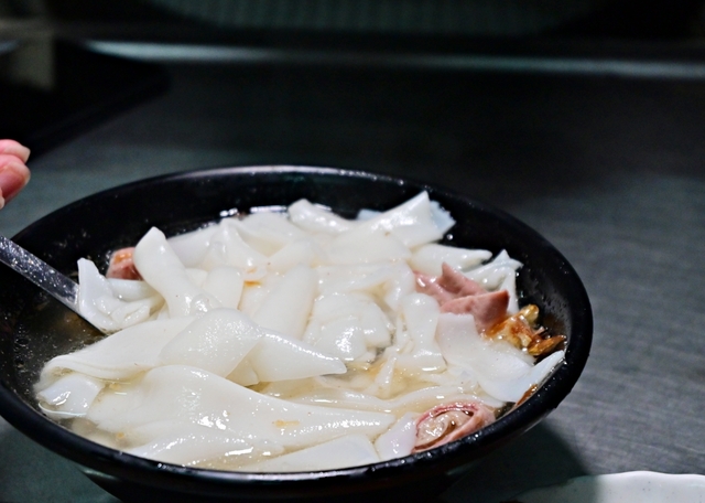 基隆美食：郭家巷頭粿仔湯，古早味純米製作的粿仔配黑白切，小菜選擇也超多