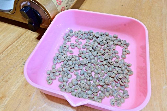 用陶瓷手搖咖啡烘焙壺，完成人生第一次的烘豆體驗