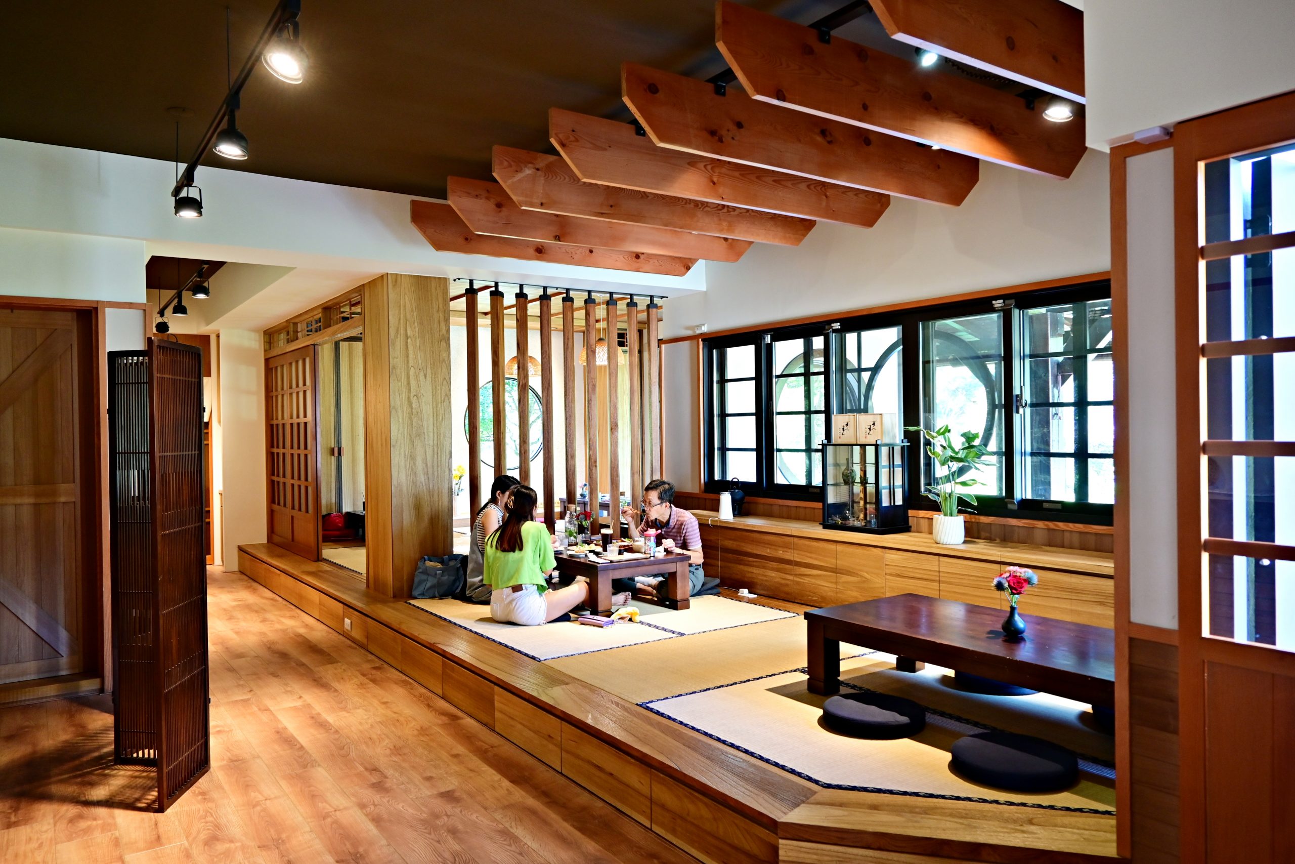 南投埔里：築樂庭園餐廳有日式庭院，讓人像是在日本一樣，還可欣賞落羽松，必點蛋糕