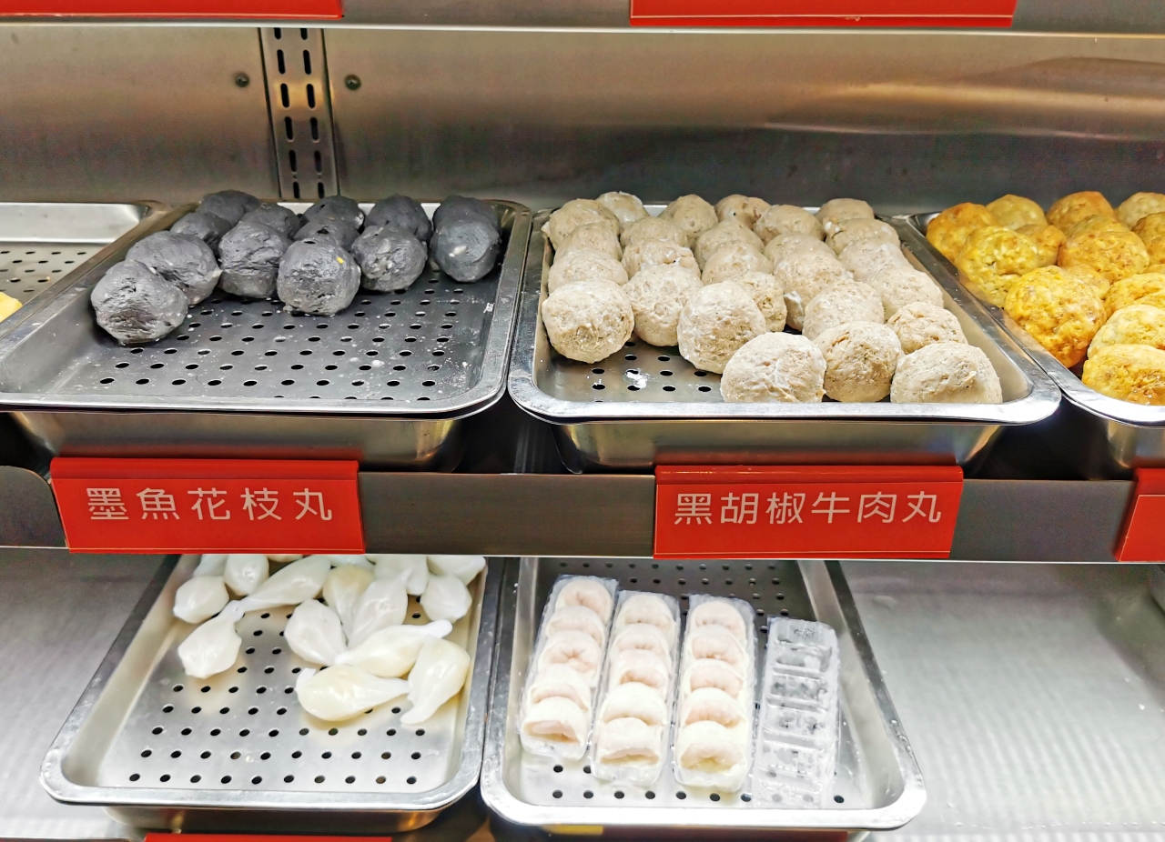 台北火鍋：皇家帝國麻辣火鍋吃到飽，火鍋食材種類超多，就連飲料、甜點、水果和冰淇淋也都超有誠意