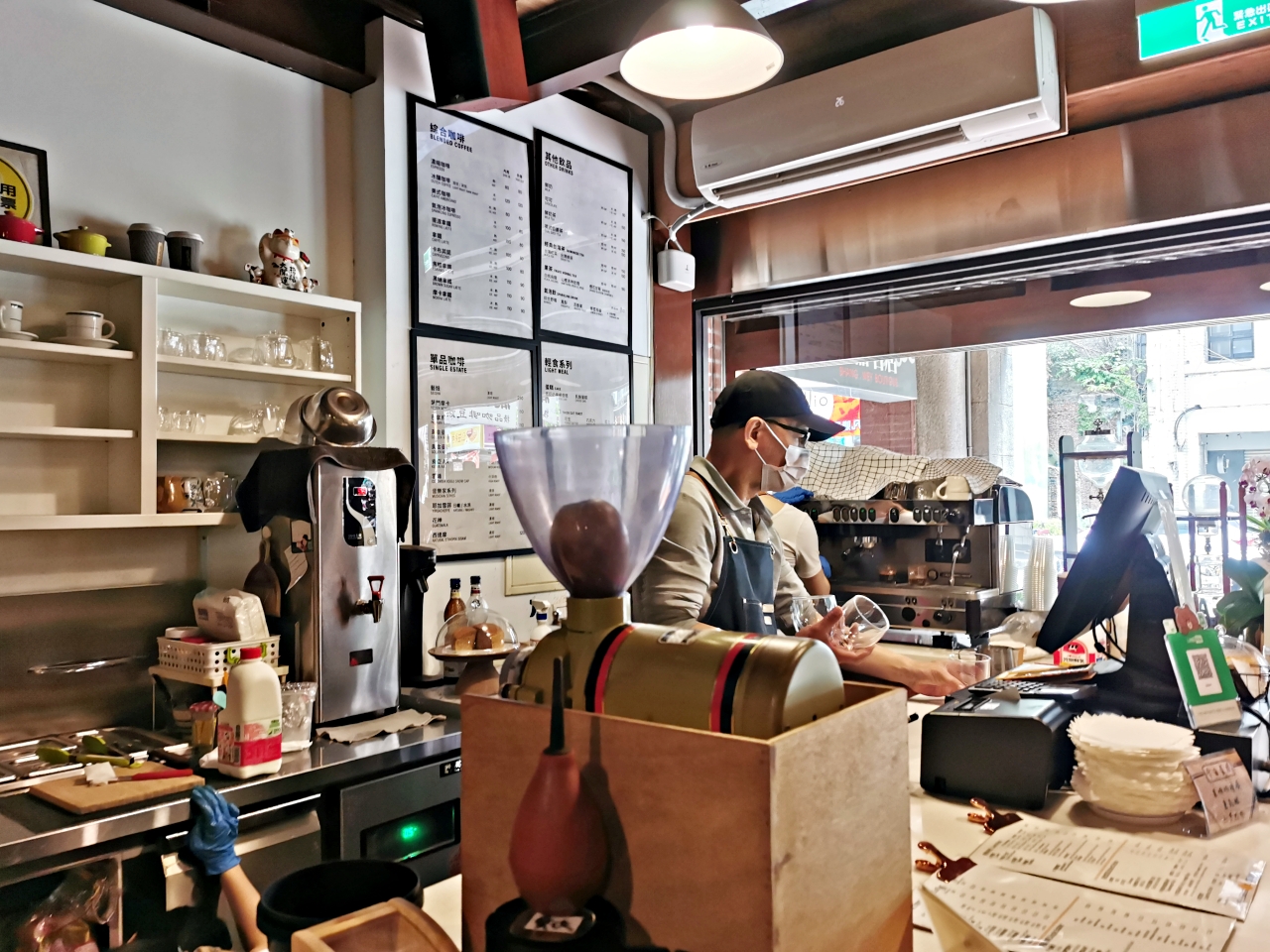 大稻埕老屋咖啡，擺渡咖啡館店家自己烘豆，環境舒適(附菜單)