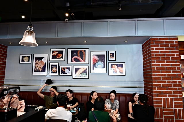 捷運國父紀念館店咖啡廳，churros 吉那圈咖啡許多座位有插座