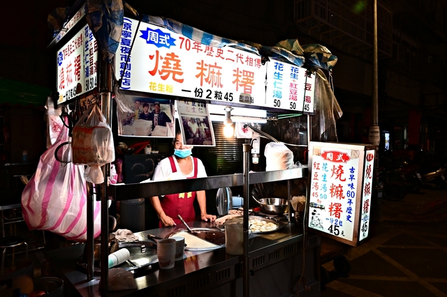 萬華美食：梧州街夜市必吃周式燒麻糬，麻糬Q彈、花生湯料超多實在-捷運龍山寺站