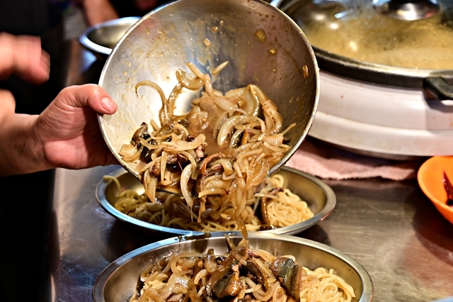 萬華美食：梧州街夜市老正牌生炒鱔魚，營業到12點也可以來吃宵夜-捷運龍山寺站