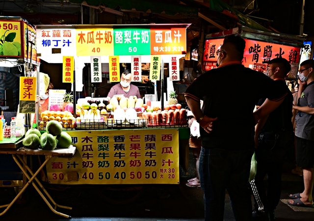 萬華梧州街夜市，超多美食必吃滷豬腳、無刺虱目魚、燒麻糬、炒鱔魚、炒牛肉-捷運龍山寺站