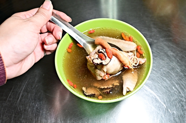 萬華美食：梧州街人蔘雞湯花生豬腳湯，變冷的天剛好喝一碗人蔘雞湯最適合-捷運龍山寺站