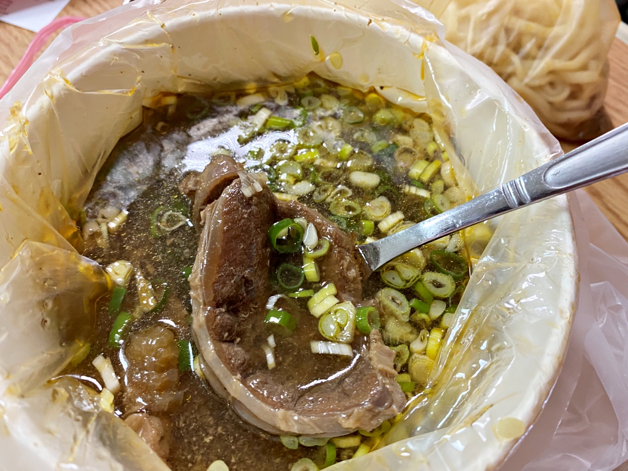 竹圍美食：霸氣餃子館，水餃大顆好吃，牛肉湯也好喝-臨近淡水馬偕