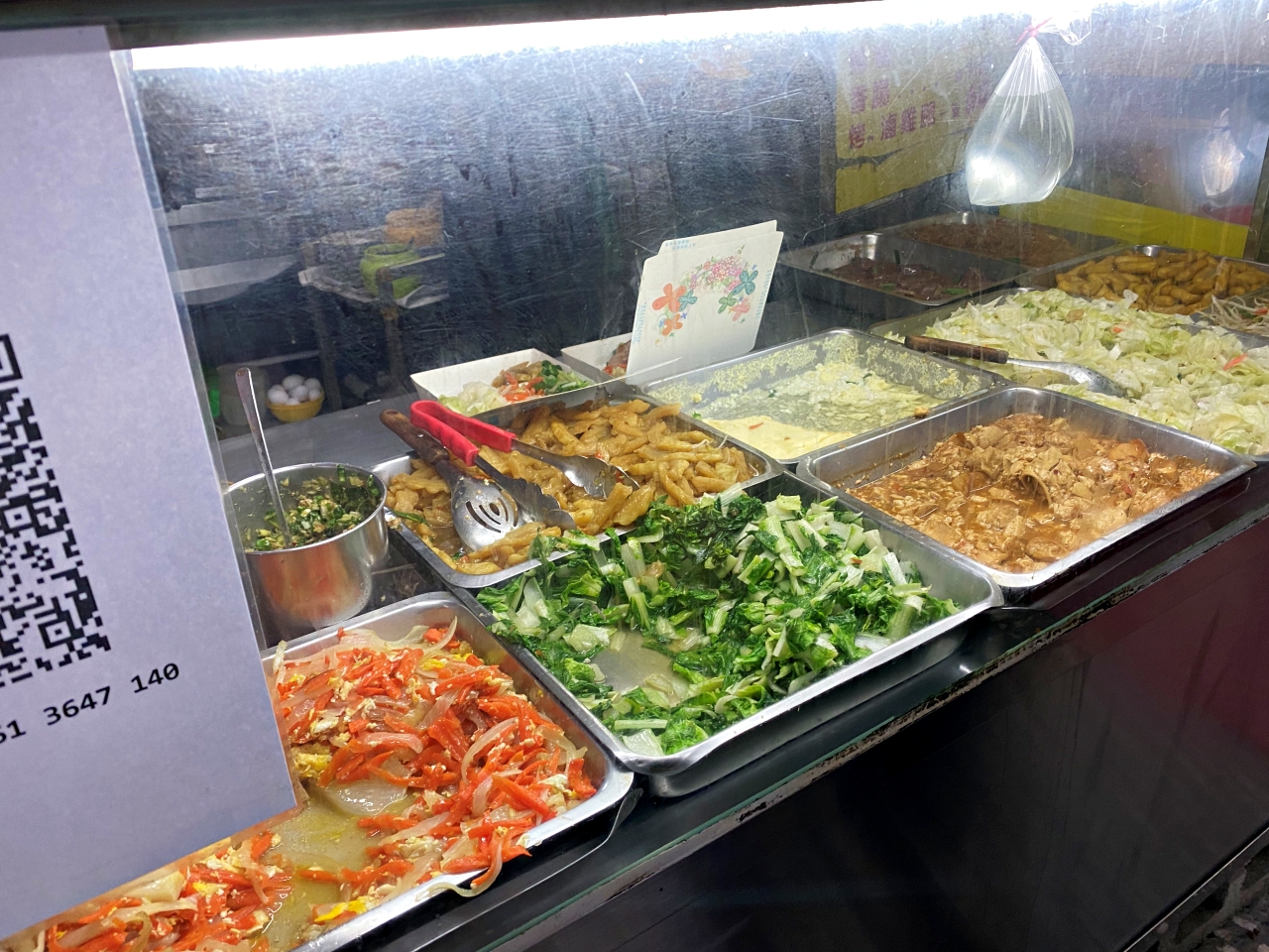 竹圍美食：梁記港式燒臘店，燒臘好吃配餐多元，價格合理-臨近淡水馬偕