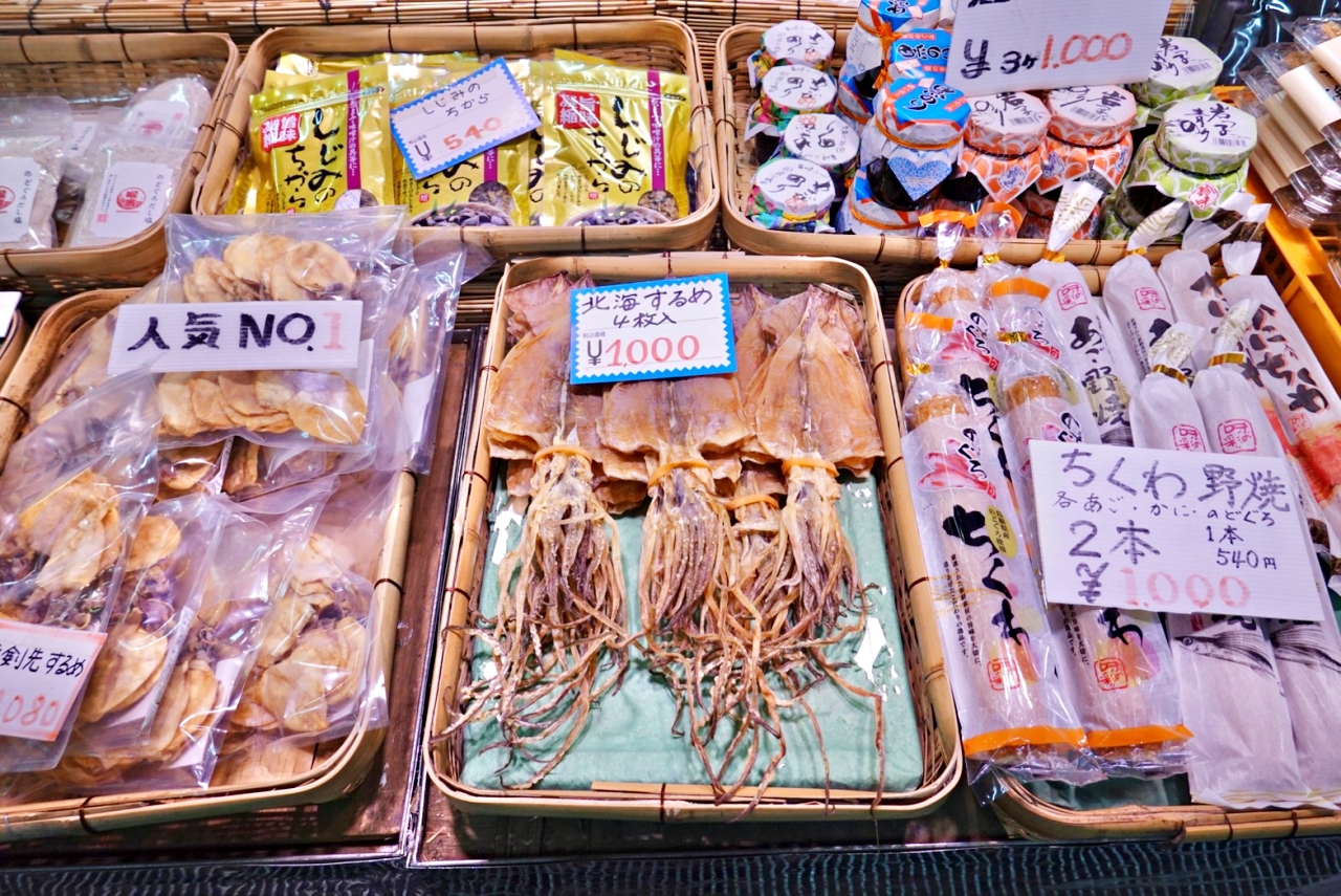 鳥取美食：境港⽔產直賣中⼼可以吃到鳥取蟹，價格還超優惠，海鮮控必來…還有握壽司、鮮蝦、鮮魚和松葉蟹