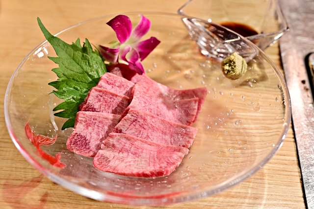 沖繩那霸美食：肉の変態集団疾風ホルモン(疾風燒肉)，吃的到A5和牛、近江牛，愛吃高級燒肉的一定要來-縣廳前站