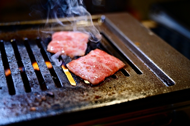 沖繩那霸美食：肉の変態集団疾風ホルモン(疾風燒肉)，吃的到A5和牛、近江牛，愛吃高級燒肉的一定要來-縣廳前站