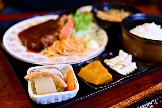 日本鳥取：倉吉レストラン三日月，60年老店一定要來嚐嚐，大推漢堡排和牛骨拉麵