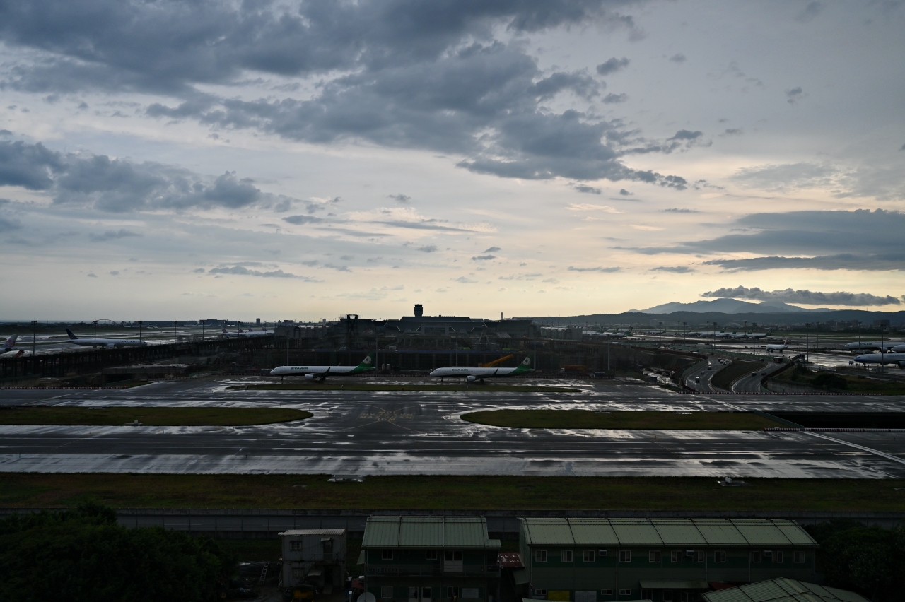 桃園機場住宿：台北諾富特華航桃園機場飯店，景緻房還可看到飛機起降唷