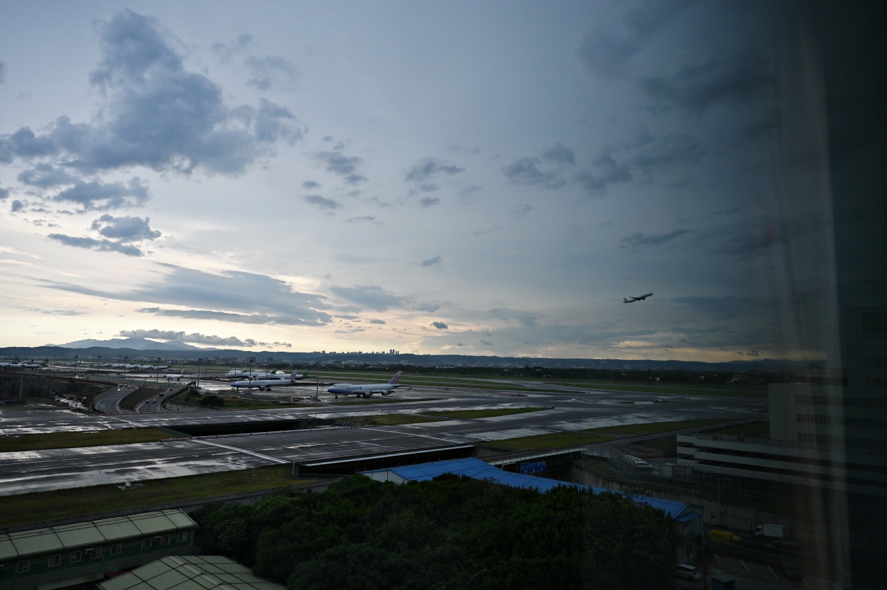 桃園機場住宿：台北諾富特華航桃園機場飯店，景緻房還可看到飛機起降唷
