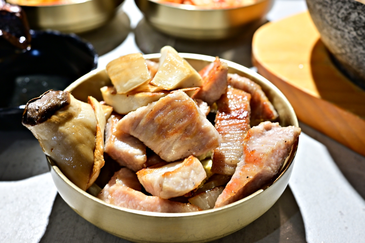 東區美食：料韓男韓國熟成烤五花肉(概念店)，桌邊代烤餐點好吃，韓國小菜、生菜也吃到飽