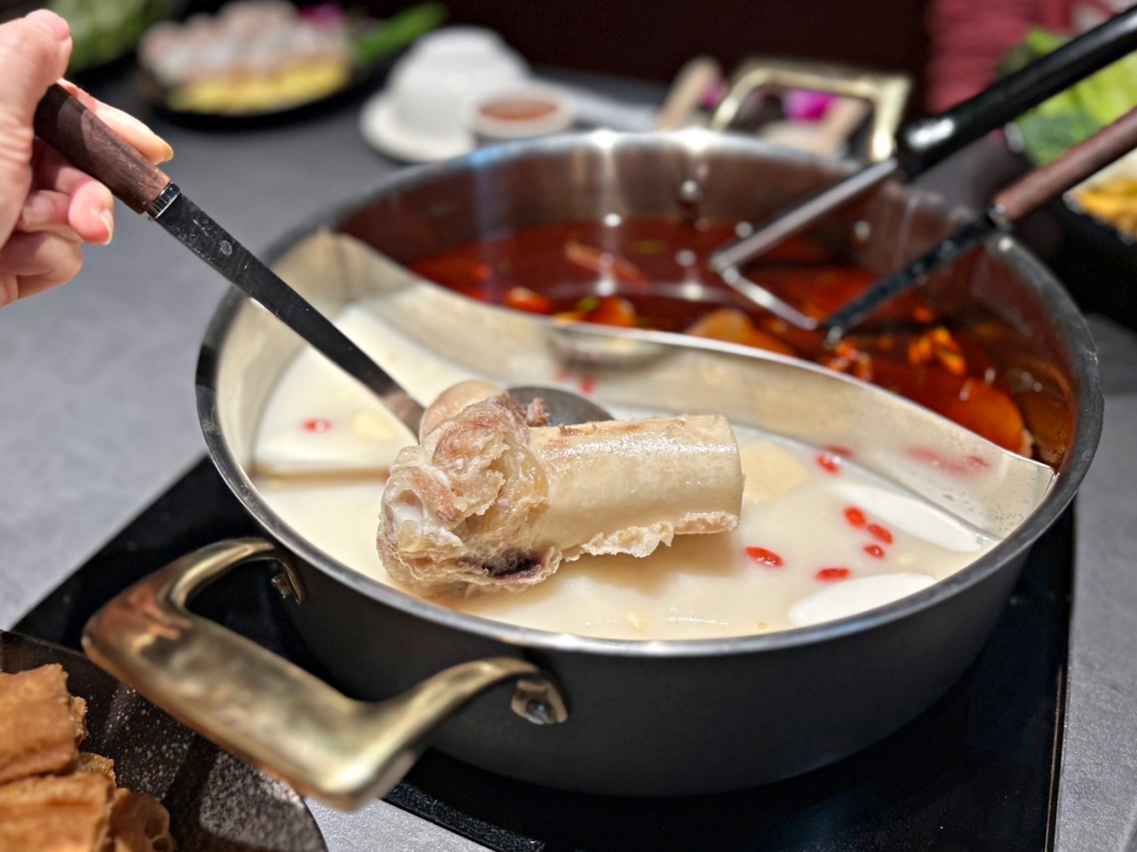 台北也吃的到岩漿火鍋，大骨鍋、麻辣鍋底都能免費續-微風信義店