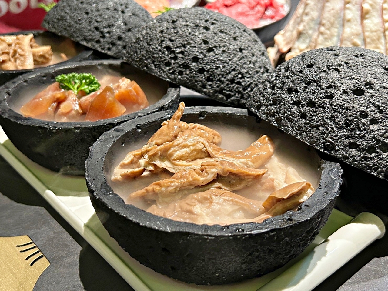台北也吃的到岩漿火鍋，大骨鍋、麻辣鍋底都能免費續-微風信義店