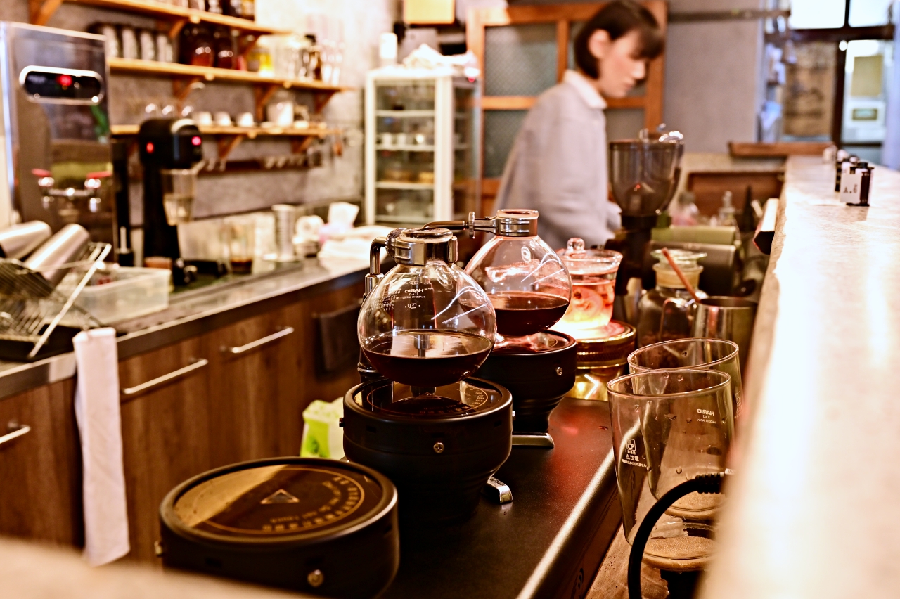台中咖啡廳：細水焙煎所，在特色老宅內可以喝到吸虹咖啡和品嚐美味甜點