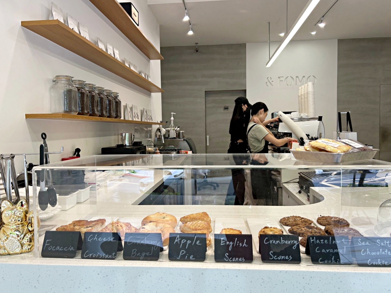 台北大直咖啡廳：FOMO COFFEE DaZhi 簡學又有設計感的咖啡廳，焙茶拿鐵很好喝