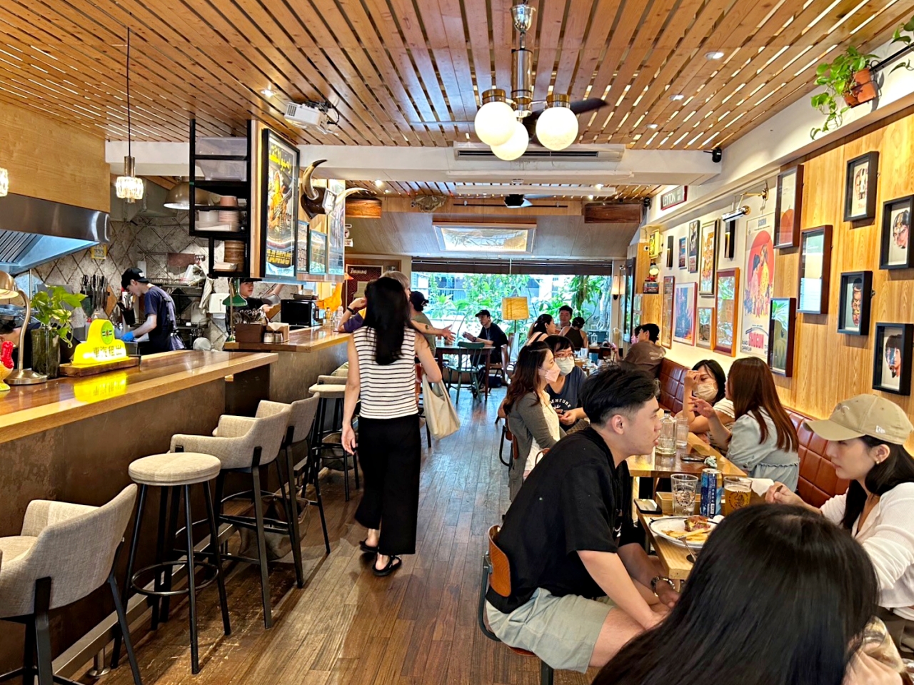 父母 FUMU CAFE & BAR，白天可吃早午餐喝咖啡，晚上化身酒吧賣調酒