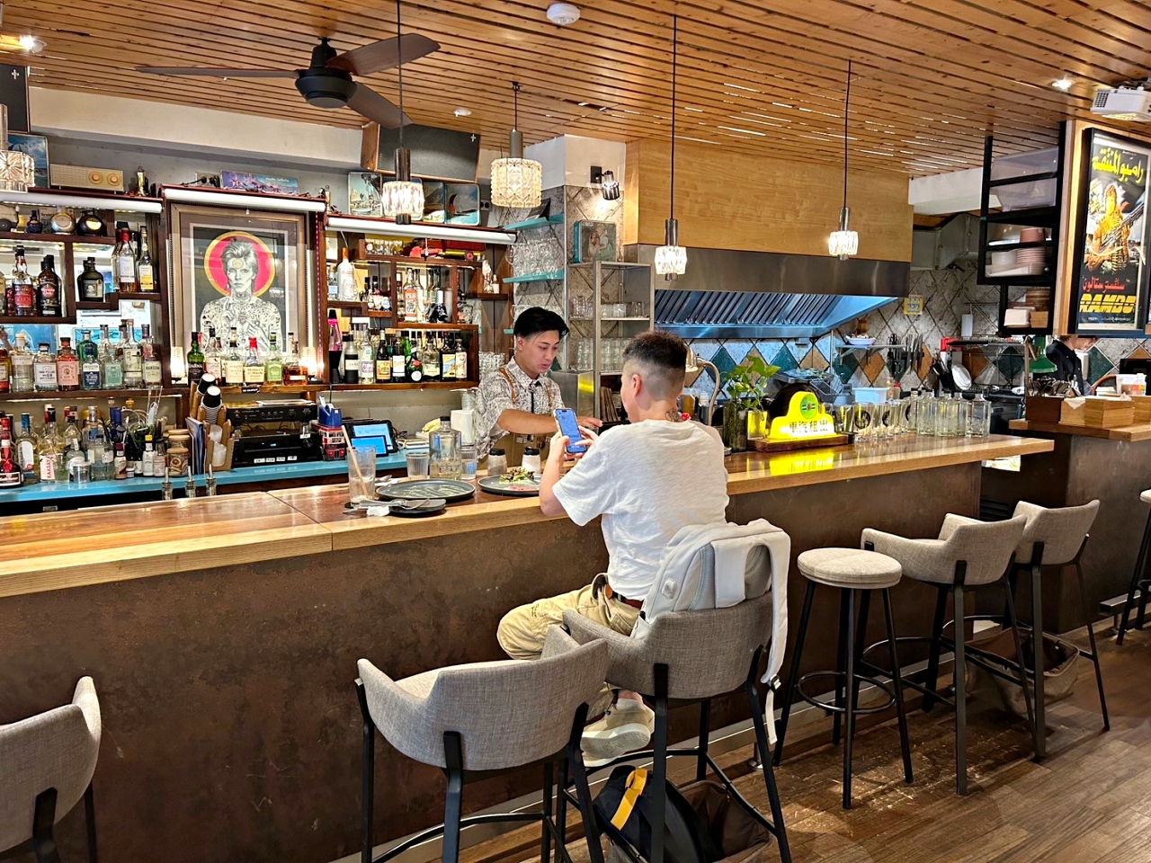 父母 FUMU CAFE & BAR，白天可吃早午餐喝咖啡，晚上化身酒吧賣調酒