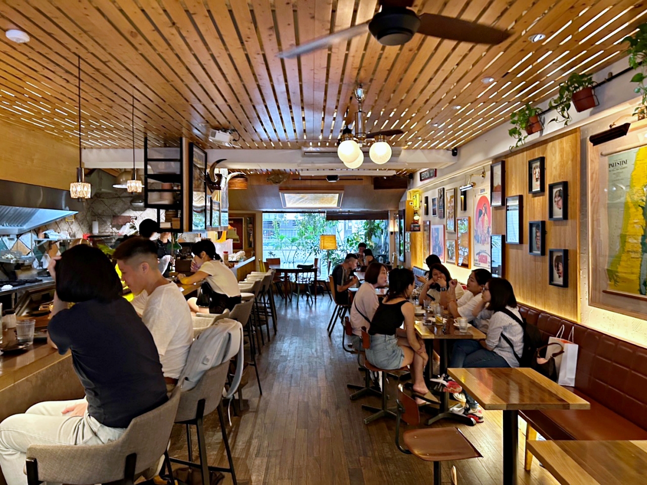 父母 FUMU CAFE & BAR，白天可吃早午餐喝咖啡，晚上化身酒吧賣調酒