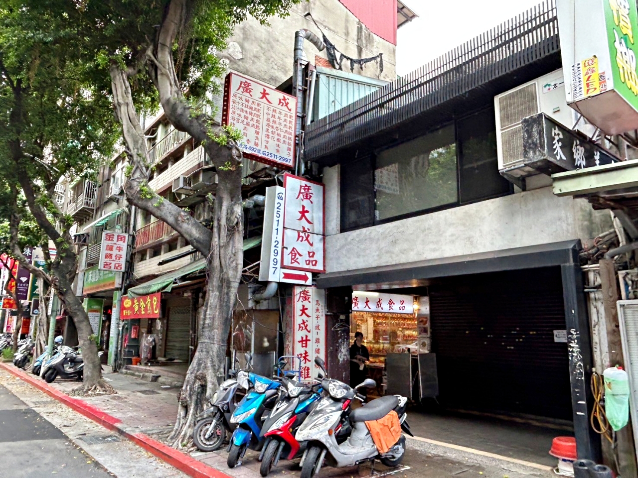 六十年老店「廣大成」炭烤豬肉乾，讓人一吃就愛上。過年過節送禮好選擇