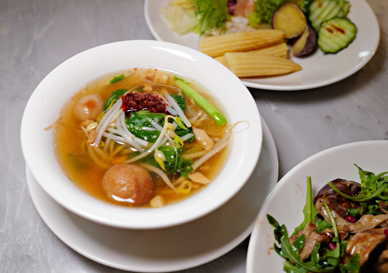 台中最美住宿：李方艾美酒店臨近台中火車站，飯店內的泳池超美，早餐超豐盛超好吃，高空酒吧也很值得來坐坐