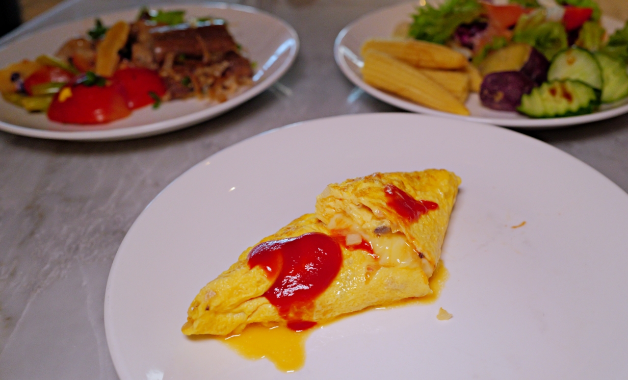 台中最美住宿：李方艾美酒店臨近台中火車站，飯店內的泳池超美，早餐超豐盛超好吃，高空酒吧也很值得來坐坐