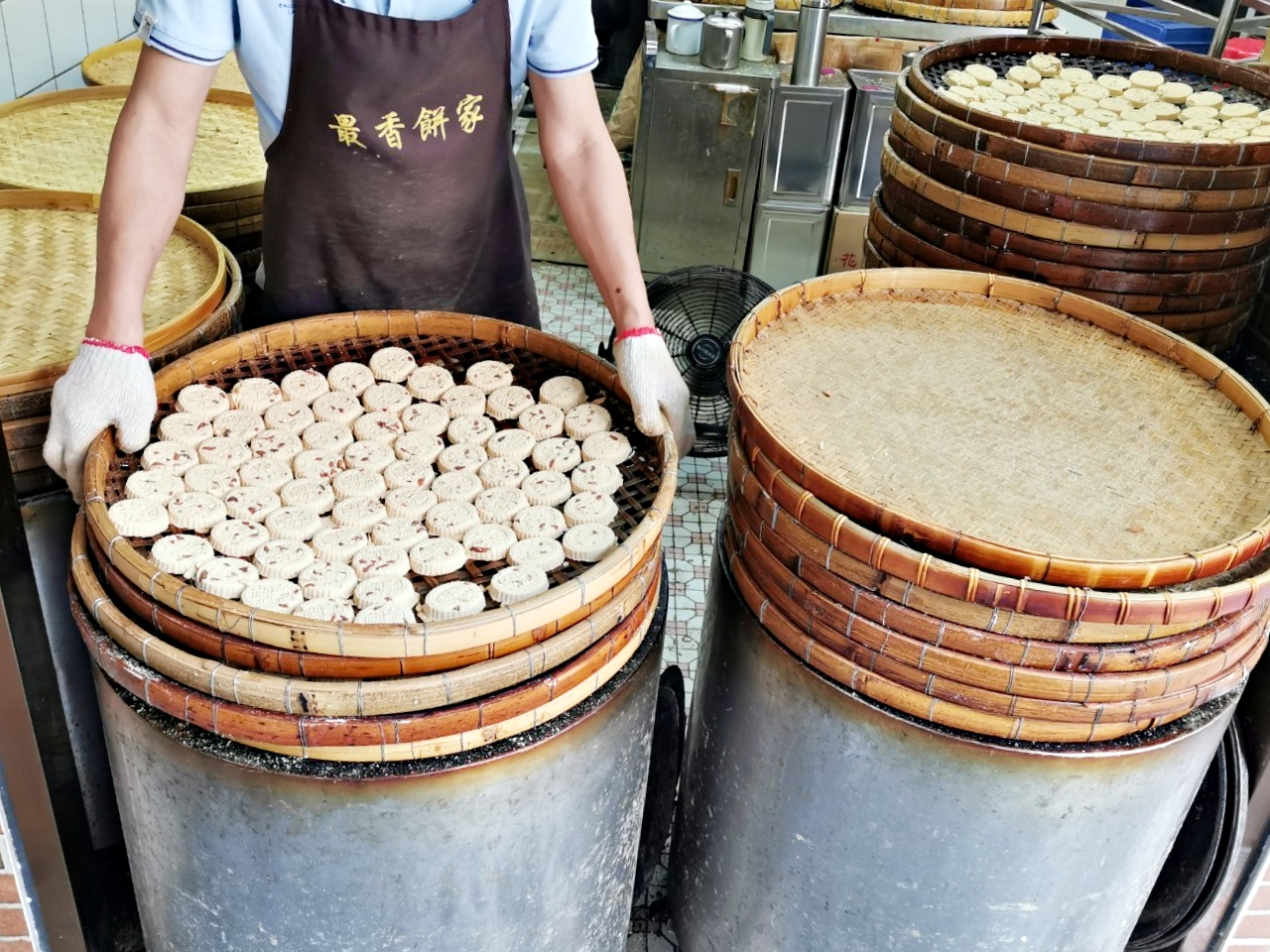 澳門最好吃杏仁餅就在「最香餅家」，手工炭燒杏仁餅飄香一甲子