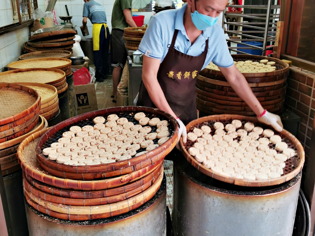 澳門最好吃杏仁餅就在「最香餅家」，手工炭燒杏仁餅飄香一甲子