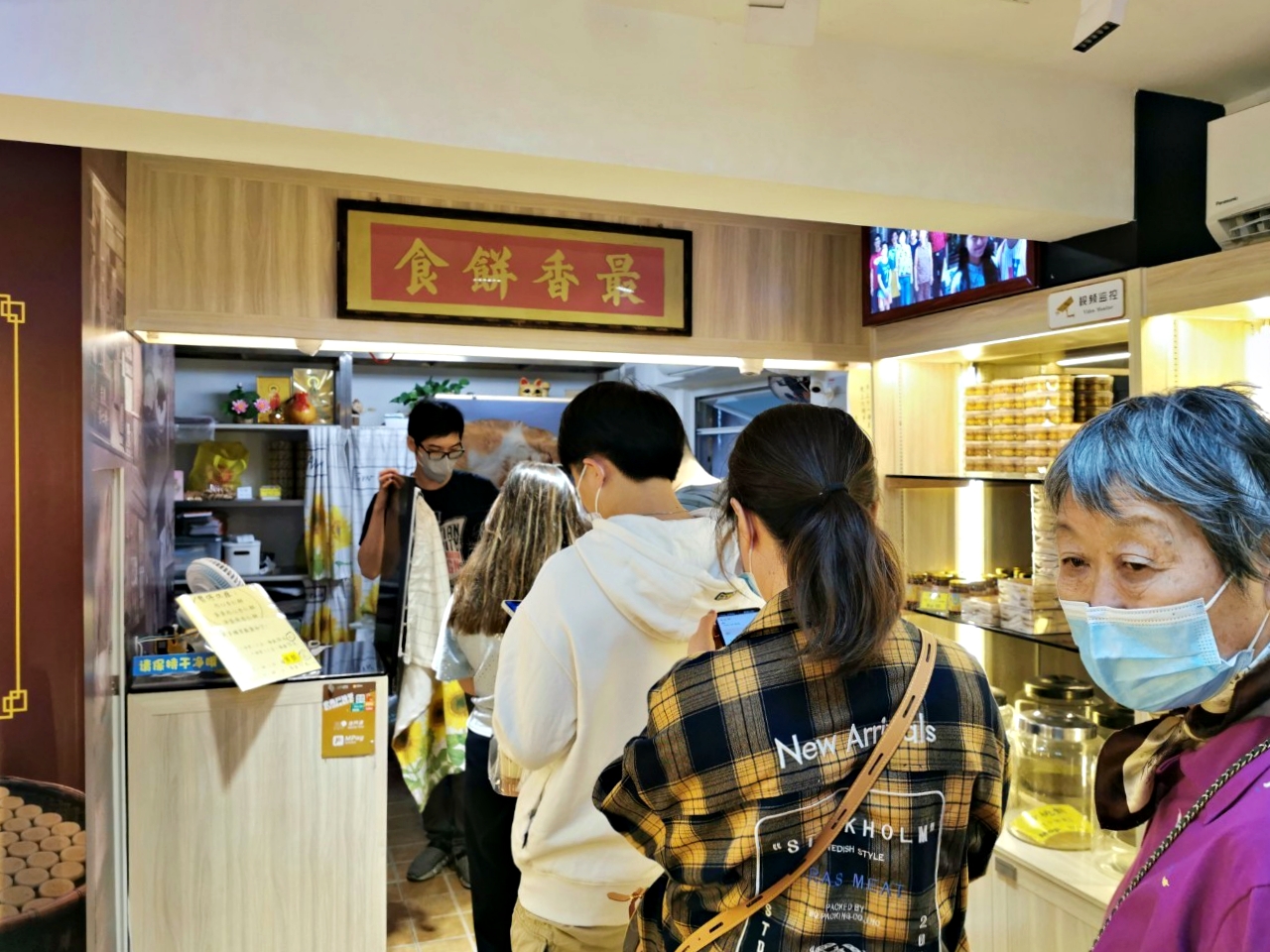 澳門最好吃杏仁餅就在「最香餅家」，手工炭燒杏仁餅飄香一甲子