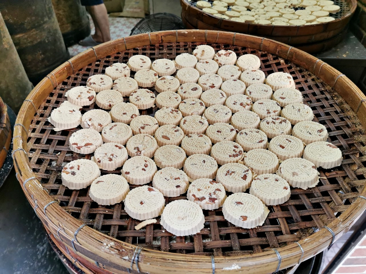 澳門最好吃杏仁餅就在「最香餅家」，手工炭燒杏仁餅飄香一甲子