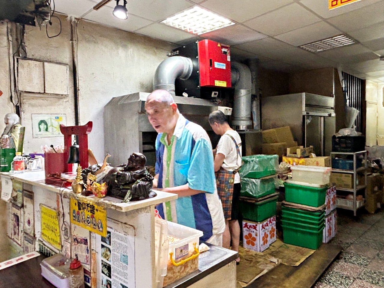 錦西街超好吃「宋上好脆皮臭豆腐」，很多客人內用後又再外帶